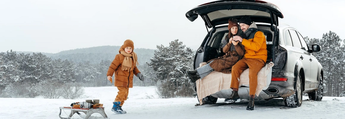 Eine Familie und ein Auto im Winter